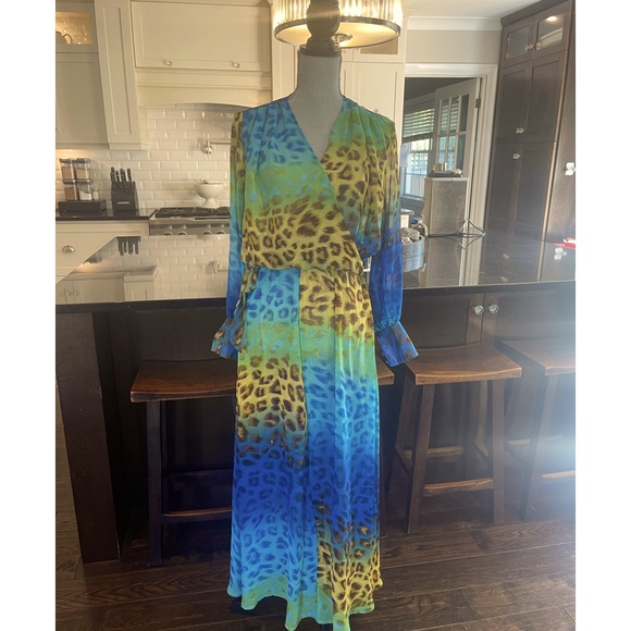 Dresses & Skirts - Super fun dress/cover up